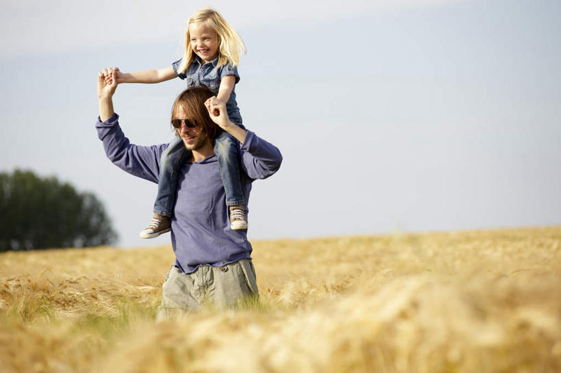 西方人,儿童,两个人,家庭,父亲,女儿,农田,走,握手,笑,微笑,露齿笑,横图,室外,白天,正面,纯洁,庄稼,农作物,欧洲,欧洲人,阴影,服装,丰收,光线,墨镜,眼镜,影子,云,云朵,麦田,云彩,注视,休闲装,小孩,骑,衣服,蓝色,白云,蓝天,天空,阳光,太阳镜,太阳眼镜,天,观察,看,扛,休闲,温暖,温馨,父女,一家人,休闲服,遮阳镜,父爱,可爱,童年,童趣,服饰,收获,晴朗,观看,和睦,察看,关注,童真,烂漫,无邪,扛在肩上,骑在肩上,天真,男人,男性,年轻男性,女孩,白种人,孩子,年轻人,晴空,步行,搀手,拉手,散步,手搀手,手拉手,手牵手,手握手,走路,半身,彩图,耕地,庄稼田,融洽,女生