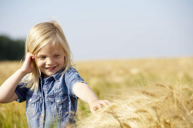 西方人,儿童,一个人,农田,站,笑,摸,微笑,露齿笑,横图,室外,白天,正面,衬衫,纯洁,庄稼,农作物,欧洲,欧洲人,仅一个女性,仅一个人,抚摸,阴影,朦胧,模糊,光线,影子,麦田,注视,小孩,蓝色,蓝天,天空,阳光,天,观察,看,站着,仅一个小孩,金色,可爱,童年,童趣,晴朗,观看,察看,关注,童真,烂漫,无邪,万里无云,天真,女孩,女人,女性,白种人,孩子,长发,直发,晴空,晴空万里,触摸,接触,站立,半身,彩图,衬衣,耕地,庄稼田,女生