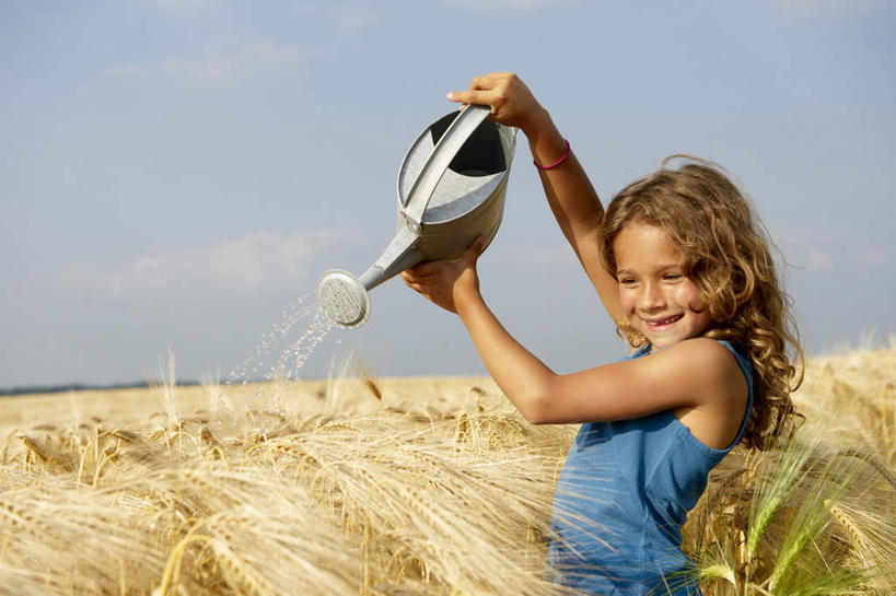 西方人,儿童,一个人,农田,站,笑,微笑,横图,室外,白天,正面,纯洁,庄稼,农作物,欧洲,欧洲人,仅一个女性,仅一个人,握,阴影,服装,光线,背心,壶,影子,云,云朵,棕色,拿,麦田,云彩,洒水壶,拿着,注视,浇水,水壶,小孩,衣服,蓝色,白云,蓝天,天空,阳光,天,观察,看,站着,仅一个小孩,可爱,童年,童趣,握着,服饰,洒水,晴朗,观看,察看,衣着,穿着,关注,童真,烂漫,无邪,浇水壶,衣饰,天真,女孩,女人,女性,白种人,孩子,长发,卷发,晴空,站立,半身,彩图,耕地,庄稼田,女生