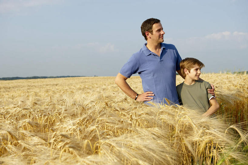 西方人,儿童,中年人,两个人,家庭,父亲,儿子,农田,站,抱,笑,微笑,露齿笑,横图,室外,白天,正面,纯洁,庄稼,农作物,欧洲,欧洲人,阴影,服装,丰收,光线,影子,云,云朵,麦田,云彩,注视,休闲装,手叉腰,小孩,衣服,蓝色,白云,蓝天,天空,阳光,天,叉腰,观察,看,站着,休闲,温暖,温馨,父子,一家人,休闲服,父爱,可爱,童年,童趣,服饰,收获,晴朗,抱着,观看,和睦,察看,搂着,关注,童真,烂漫,无邪,天真,男孩,男人,男性,中年男性,白种人,孩子,晴空,搂,搂抱,站立,半身,彩图,耕地,庄稼田,融洽,男生