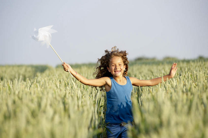 西方人,儿童,一个人,农田,站,伸展双臂,笑,微笑,露齿笑,横图,室外,白天,正面,快乐,自由,幸福,纯洁,庄稼,农作物,风车,玩具,欧洲,欧洲人,仅一个女性,仅一个人,奔驰,握,阴影,服装,光线,背心,影子,云,云朵,棕色,拿,麦田,云彩,拿着,注视,娱乐,一个,小孩,衣服,蓝色,白色,白云,蓝天,天空,阳光,天,奔跑,观察,看,站着,仅一个小孩,休闲,喜庆,活力,可爱,童年,童趣,握着,服饰,晴朗,单个,观看,希望,吉祥,察看,象征,衣着,穿着,关注,和平,梦想,童真,烂漫,无邪,忠诚,进取,灵动,勇敢,勤奋,衣饰,天真,团结,幸运,女孩,女人,女性,白种人,孩子,长发,卷发,晴空,敞开双臂,伸开双臂,展开双肩,站立,张开手臂,张开双臂,半身,彩图,耕地,庄稼田,女生