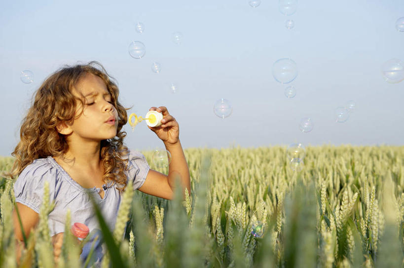 西方人,儿童,一个人,农田,站,横图,室外,白天,正面,游戏,纯洁,庄稼,农作物,玩具,欧洲,欧洲人,仅一个女性,仅一个人,握,阴影,服装,光线,影子,云,云朵,棕色,拿,玩,麦田,云彩,拿着,注视,休闲装,娱乐,小孩,衣服,蓝色,白云,蓝天,天空,阳光,泡泡,天,吹,观察,看,站着,仅一个小孩,休闲,休闲服,可爱,童年,童趣,益智,握着,服饰,晴朗,观看,活动,察看,发泄,关注,消遣,智力,泡泡机,童真,烂漫,无邪,宣泄,天真,女孩,女人,女性,白种人,孩子,长发,卷发,晴空,玩耍,嬉戏,站立,半身,彩图,耕地,庄稼田,女生