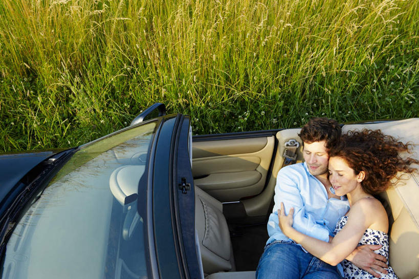 西方人,两个人,夫妻,躺,闭眼,抱,睡,横图,俯视,室外,白天,衬衫,爱情,草地,草坪,植物,汽车,吊带,欧洲,欧洲人,一辆,停靠,阴影,花纹,服装,光线,图案,影子,跑车,浪漫,吊带衫,车,草,衣服,绿色,阳光,交通工具,恩爱,恋人,服饰,抱着,搂着,衣着,穿着,载具,敞篷跑车,衣饰,卧着,男人,男性,年轻女性,女人,女性,中年男性,白种人,夫妇,情侣,闭眼睛,闭着眼,闭着眼睛,困,困觉,搂,搂抱,寝息,睡觉,躺着,卧,半身,彩图,高角度拍摄,衬衣,伴侣