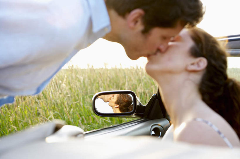 西方人,两个人,夫妻,站,坐,闭眼,吻,横图,室外,白天,侧面,衬衫,爱情,安全,草地,草坪,植物,镜子,汽车,吊带,欧洲,欧洲人,一辆,停靠,弯腰,阴影,花纹,服装,反射,光线,图案,影子,跑车,浪漫,吊带衫,车,草,衣服,绿色,阳光,交通工具,站着,恩爱,恋人,服饰,后视镜,镜像,生命,衣着,镜面,穿着,载具,敞篷跑车,光学,弯身,侧视镜,衣饰,男人,男性,年轻女性,女人,女性,中年男性,白种人,夫妇,情侣,闭眼睛,闭着眼,闭着眼睛,接吻,亲,亲吻,亲嘴,站立,坐着,半身,彩图,衬衣,伴侣