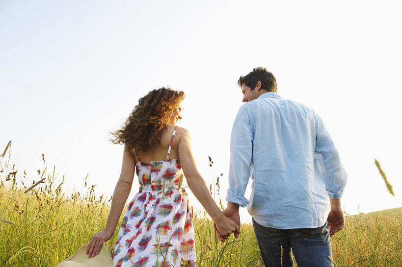 西方人,两个人,夫妻,农田,走,握手,笑,微笑,横图,室外,白天,仰视,衬衫,爱情,庄稼,农作物,植物,吊带,欧洲,欧洲人,阴影,花纹,服装,光线,图案,影子,棕色,浪漫,麦田,注视,吊带衫,衣服,绿色,天空,阳光,自然,天,观察,看,恩爱,恋人,服饰,生长,成长,观看,察看,衣着,穿着,关注,衣饰,男人,男性,年轻女性,女人,女性,中年男性,白种人,长发,卷发,夫妇,情侣,步行,搀手,拉手,散步,手搀手,手拉手,手牵手,手握手,走路,半身,彩图,低角度拍摄,眩光,衬衣,耕地,庄稼田,伴侣