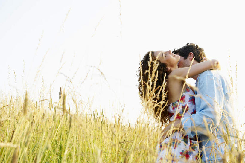 西方人,两个人,夫妻,农田,站,闭眼,抱,吻,横图,室外,白天,侧面,衬衫,爱情,庄稼,农作物,植物,吊带,欧洲,欧洲人,阴影,花纹,服装,光线,图案,影子,棕色,浪漫,麦田,吊带衫,相视,衣服,绿色,天空,阳光,自然,天,站着,面对面,恩爱,恋人,服饰,生长,成长,抱着,对视,互视,搂着,衣着,穿着,相对,相看,衣饰,男人,男性,年轻女性,女人,女性,中年男性,白种人,长发,卷发,夫妇,情侣,闭眼睛,闭着眼,闭着眼睛,接吻,搂,搂抱,亲,亲吻,亲嘴,站立,半身,彩图,眩光,衬衣,耕地,庄稼田,伴侣