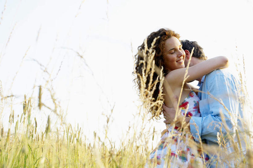 西方人,两个人,夫妻,农田,站,闭眼,抱,笑,吻,微笑,横图,室外,白天,侧面,衬衫,爱情,庄稼,农作物,植物,吊带,欧洲,欧洲人,阴影,花纹,服装,光线,图案,影子,棕色,浪漫,麦田,吊带衫,相视,衣服,绿色,天空,阳光,自然,天,站着,面对面,恩爱,恋人,服饰,生长,成长,抱着,对视,互视,搂着,衣着,穿着,相对,相看,衣饰,男人,男性,年轻女性,女人,女性,中年男性,白种人,长发,卷发,夫妇,情侣,闭眼睛,闭着眼,闭着眼睛,接吻,搂,搂抱,亲,亲吻,亲嘴,站立,半身,彩图,眩光,衬衣,耕地,庄稼田,伴侣