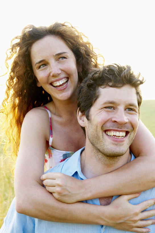 西方人,背,两个人,夫妻,农田,站,抱,笑,微笑,露齿笑,竖图,室外,白天,正面,衬衫,爱情,庄稼,农作物,植物,吊带,欧洲,欧洲人,阴影,花纹,服装,光线,图案,影子,棕色,浪漫,麦田,注视,吊带衫,衣服,绿色,天空,阳光,自然,天,背着,观察,看,站着,恩爱,恋人,服饰,生长,成长,抱着,观看,察看,搂着,衣着,穿着,关注,背负,衣饰,男人,男性,年轻女性,女人,女性,中年男性,白种人,长发,卷发,夫妇,情侣,搂,站立,半身,彩图,眩光,衬衣,耕地,庄稼田,伴侣