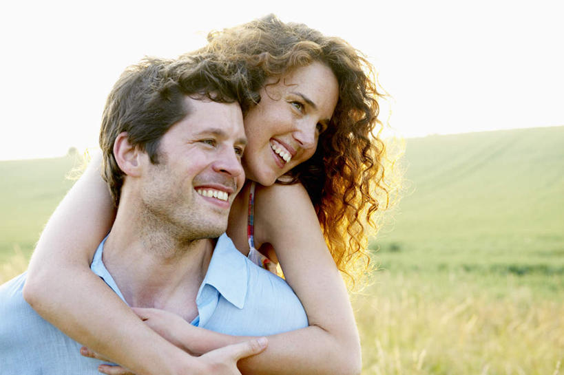 西方人,背,两个人,夫妻,农田,站,抱,笑,微笑,露齿笑,横图,室外,白天,正面,衬衫,爱情,庄稼,农作物,植物,吊带,欧洲,欧洲人,阴影,花纹,服装,光线,图案,影子,棕色,浪漫,麦田,注视,吊带衫,衣服,绿色,天空,阳光,自然,天,背着,观察,看,站着,恩爱,恋人,服饰,生长,成长,抱着,观看,察看,搂着,衣着,穿着,关注,背负,衣饰,男人,男性,年轻女性,女人,女性,中年男性,白种人,长发,卷发,夫妇,情侣,搂,站立,半身,彩图,眩光,衬衣,耕地,庄稼田,伴侣