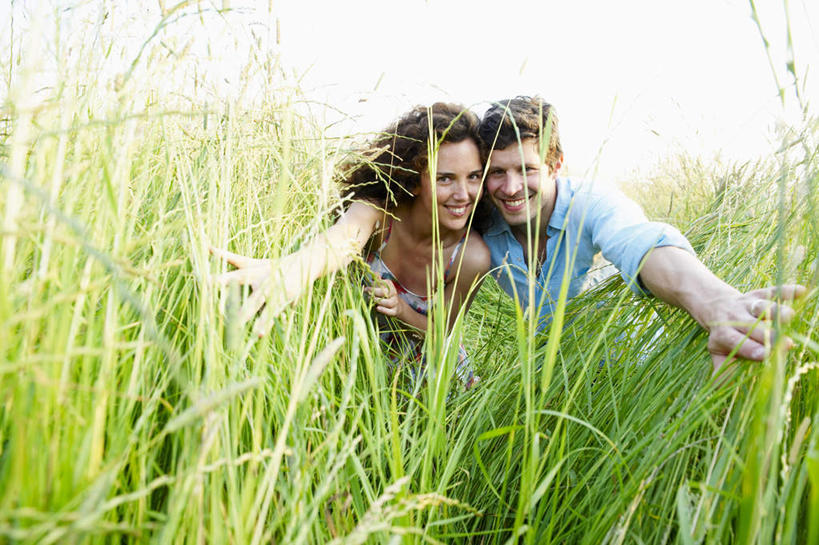 西方人,两个人,夫妻,农田,站,笑,微笑,露齿笑,横图,室外,白天,正面,衬衫,爱情,庄稼,农作物,植物,吊带,欧洲,欧洲人,阴影,花纹,服装,光线,图案,影子,棕色,浪漫,麦田,注视,吊带衫,衣服,绿色,天空,阳光,自然,天,观察,看,站着,恩爱,伸直,恋人,服饰,生长,成长,观看,察看,伸出,衣着,穿着,关注,衣饰,男人,男性,年轻女性,女人,女性,中年男性,白种人,长发,卷发,夫妇,情侣,站立,半身,彩图,眩光,衬衣,耕地,庄稼田,伴侣