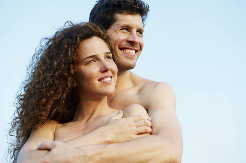 西方人,两个人,夫妻,站,抱,笑,微笑,露齿笑,横图,室外,白天,正面,爱情,欧洲,欧洲人,阴影,光线,影子,棕色,浪漫,注视,裸露,蓝色,蓝天,天空,阳光,天,观察,看,站着,恩爱,恋人,晴朗,抱着,观看,察看,搂着,关注,裸,万里无云,男人,男性,年轻女性,女人,女性,中年男性,白种人,长发,卷发,夫妇,情侣,晴空,晴空万里,搂,搂抱,站立,半身,彩图,伴侣