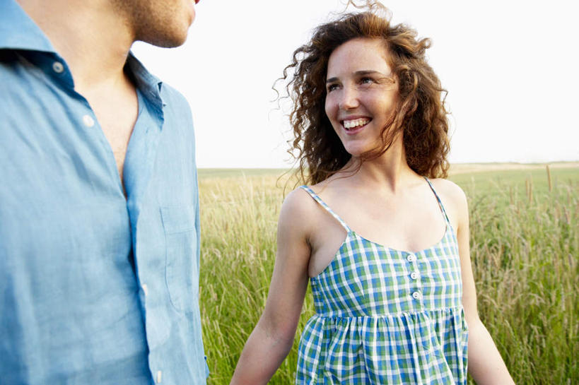 西方人,两个人,夫妻,农田,走,握手,笑,微笑,露齿笑,横图,室外,白天,正面,衬衫,爱情,庄稼,农作物,吊带,欧洲,欧洲人,阴影,服装,裤子,光线,影子,棕色,浪漫,麦田,注视,吊带衫,牛仔裤,衣服,天空,阳光,天,观察,看,恩爱,恋人,服饰,观看,察看,衣着,穿着,关注,衣饰,男人,男性,年轻女性,女人,女性,中年男性,白种人,长发,卷发,夫妇,情侣,步行,搀手,拉手,散步,手搀手,手拉手,手牵手,手握手,走路,半身,彩图,衬衣,耕地,庄稼田,伴侣