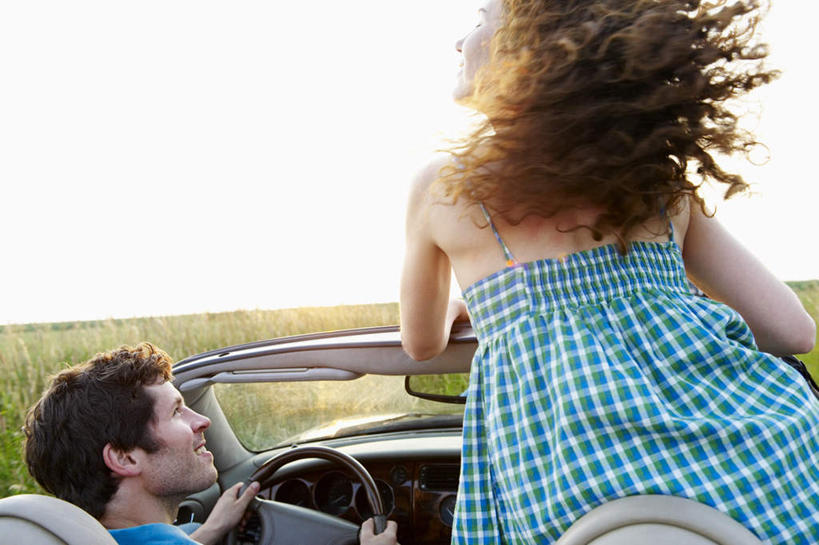 西方人,两个人,夫妻,农田,站,坐,笑,微笑,横图,室外,白天,衬衫,爱情,庄稼,农作物,汽车,吊带,欧洲,欧洲人,一辆,握,阴影,服装,裤子,光线,影子,棕色,跑车,浪漫,麦田,注视,吊带衫,牛仔裤,车,背面,衣服,天空,阳光,交通工具,天,观察,驾驶,看,行驶,站着,恩爱,握着,恋人,服饰,观看,操纵,控制,察看,衣着,穿着,关注,载具,敞篷跑车,操控,把持,衣饰,男人,男性,年轻女性,女人,女性,中年男性,白种人,长发,卷发,夫妇,情侣,站立,坐着,半身,彩图,衬衣,耕地,庄稼田,伴侣