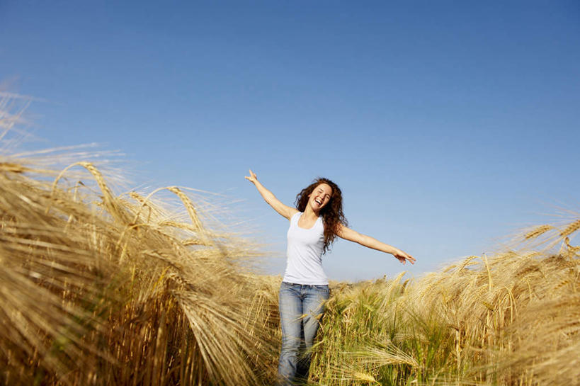 西方人,一个人,农田,站,伸展双臂,笑,微笑,露齿笑,横图,室外,白天,仰视,庄稼,农作物,欧洲,欧洲人,仅一个年轻女性,仅一个女性,仅一个人,阴影,服装,裤子,光线,背心,影子,棕色,麦田,注视,牛仔裤,衣服,蓝色,白色,蓝天,天空,阳光,天,观察,看,站着,服饰,晴朗,观看,察看,衣着,穿着,关注,万里无云,衣饰,年轻女性,女人,女性,白种人,长发,卷发,晴空,晴空万里,敞开双臂,伸开双臂,展开双肩,站立,张开手臂,张开双臂,半身,彩图,低角度拍摄,耕地,庄稼田