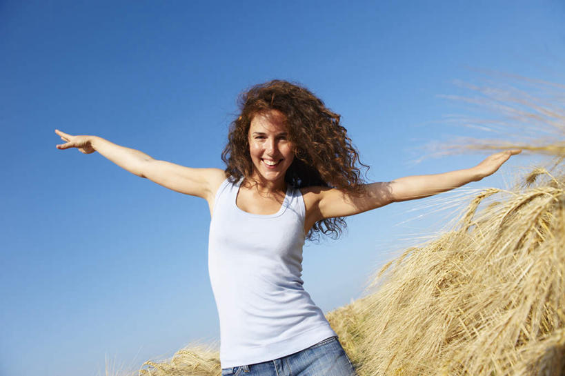 西方人,一个人,农田,站,伸展双臂,笑,微笑,露齿笑,横图,室外,白天,正面,庄稼,农作物,欧洲,欧洲人,仅一个年轻女性,仅一个女性,仅一个人,阴影,服装,裤子,光线,背心,影子,棕色,麦田,注视,牛仔裤,衣服,蓝色,白色,蓝天,天空,阳光,天,观察,看,站着,服饰,晴朗,观看,察看,衣着,穿着,关注,万里无云,衣饰,年轻女性,女人,女性,白种人,长发,卷发,晴空,晴空万里,敞开双臂,伸开双臂,展开双肩,站立,张开手臂,张开双臂,半身,彩图,耕地,庄稼田