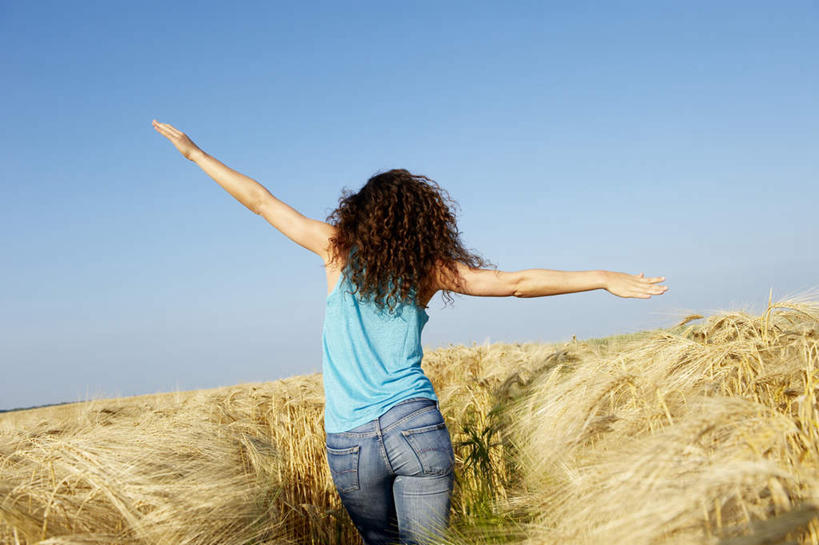 西方人,一个人,农田,站,伸展双臂,横图,室外,白天,庄稼,农作物,欧洲,欧洲人,仅一个年轻女性,仅一个女性,仅一个人,阴影,服装,裤子,光线,背心,影子,棕色,麦田,牛仔裤,背面,衣服,蓝色,蓝天,天空,阳光,天,站着,服饰,晴朗,衣着,穿着,万里无云,衣饰,年轻女性,女人,女性,白种人,长发,卷发,晴空,晴空万里,敞开双臂,伸开双臂,展开双肩,站立,张开手臂,张开双臂,半身,彩图,耕地,庄稼田