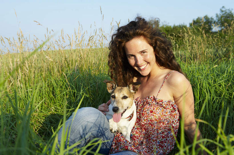 西方人,一个人,农田,坐,笑,微笑,露齿笑,横图,室外,白天,正面,庄稼,农作物,宠物,狗,吊带,欧洲,欧洲人,仅一个年轻女性,仅一个女性,仅一个人,阴影,花纹,服装,裤子,光线,图案,影子,棕色,麦田,注视,吊带衫,牛仔裤,一只,衣服,蓝色,蓝天,天空,阳光,动物,天,观察,看,可爱,服饰,晴朗,观看,察看,衣着,穿着,关注,忠诚,万里无云,衣饰,年轻女性,女人,女性,白种人,长发,卷发,晴空,晴空万里,屈膝,犬,坐着,半身,彩图,耕地,庄稼田