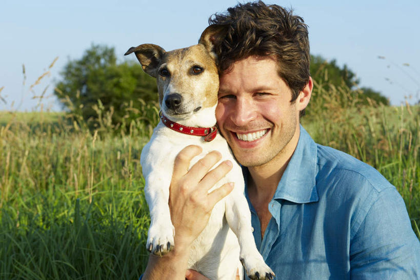 西方人,一个人,坐,抱,笑,微笑,露齿笑,横图,室外,白天,正面,衬衫,草地,草坪,植物,宠物,狗,欧洲,欧洲人,仅一个男性,仅一个人,仅一个中年男性,阴影,光线,影子,棕色,注视,草,树,树木,一只,红色,蓝色,绿色,蓝天,天空,阳光,自然,动物,天,观察,看,可爱,生长,晴朗,成长,抱着,观看,察看,搂着,关注,忠诚,万里无云,男人,男性,中年男性,白种人,项圈,晴空,晴空万里,犬,搂,坐着,半身,彩图,衬衣,短发