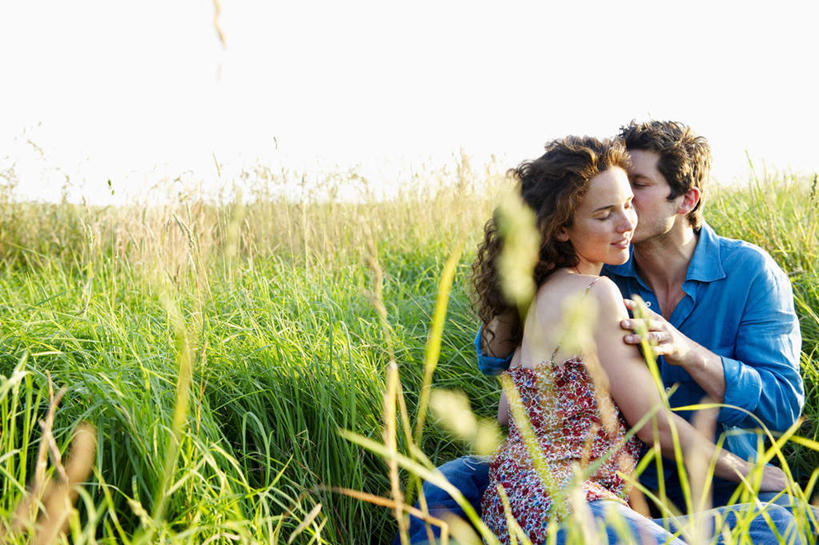 西方人,背部,两个人,夫妻,农田,坐,闭眼,抱,笑,吻,微笑,横图,室外,白天,正面,衬衫,爱情,庄稼,农作物,植物,吊带,欧洲,欧洲人,阴影,花纹,服装,朦胧,模糊,光线,图案,影子,棕色,浪漫,麦田,吊带衫,衣服,蓝色,绿色,阳光,自然,恩爱,恋人,服饰,生长,成长,抱着,搂着,衣着,穿着,衣饰,男人,男性,年轻女性,女人,女性,中年男性,白种人,长发,卷发,夫妇,情侣,闭眼睛,闭着眼,闭着眼睛,搂,搂抱,亲,亲吻,坐着,半身,彩图,衬衣,耕地,庄稼田,伴侣