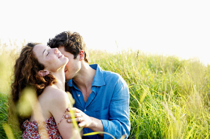 西方人,两个人,夫妻,农田,坐,闭眼,抱,笑,吻,微笑,横图,室外,白天,正面,衬衫,爱情,庄稼,农作物,植物,吊带,欧洲,欧洲人,阴影,花纹,服装,朦胧,模糊,光线,图案,影子,棕色,浪漫,麦田,吊带衫,衣服,蓝色,绿色,阳光,自然,恩爱,恋人,服饰,生长,成长,抱着,搂着,衣着,穿着,衣饰,男人,男性,年轻女性,女人,女性,中年男性,白种人,长发,卷发,夫妇,情侣,闭眼睛,闭着眼,闭着眼睛,搂,搂抱,亲,亲吻,坐着,半身,彩图,衬衣,耕地,庄稼田,伴侣