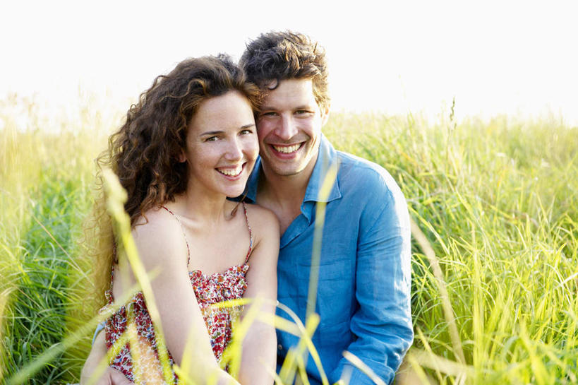 西方人,两个人,夫妻,农田,坐,抱,笑,微笑,露齿笑,横图,室外,白天,正面,衬衫,爱情,庄稼,农作物,植物,吊带,欧洲,欧洲人,阴影,花纹,服装,朦胧,模糊,光线,图案,影子,棕色,浪漫,麦田,注视,吊带衫,衣服,蓝色,绿色,阳光,自然,观察,看,恩爱,恋人,服饰,生长,成长,抱着,观看,察看,搂着,衣着,穿着,关注,衣饰,男人,男性,年轻女性,女人,女性,中年男性,白种人,长发,卷发,夫妇,情侣,搂,搂抱,坐着,半身,彩图,衬衣,耕地,庄稼田,伴侣