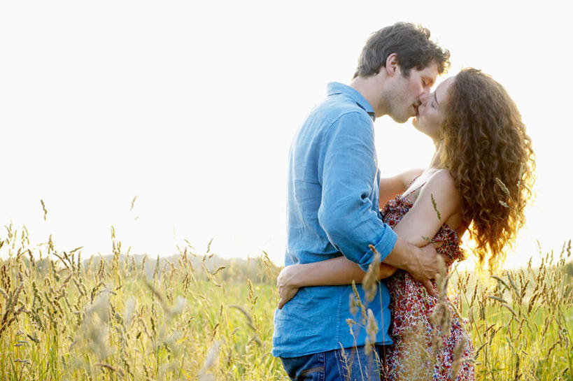 西方人,两个人,夫妻,农田,站,闭眼,抱,吻,横图,室外,白天,侧面,衬衫,爱情,庄稼,农作物,植物,吊带,欧洲,欧洲人,阴影,花纹,服装,光线,图案,影子,棕色,浪漫,麦田,吊带衫,相视,衣服,蓝色,绿色,阳光,自然,站着,面对面,恩爱,恋人,服饰,生长,成长,抱着,对视,互视,搂着,衣着,穿着,相对,相看,衣饰,男人,男性,年轻女性,女人,女性,中年男性,白种人,长发,卷发,夫妇,情侣,闭眼睛,闭着眼,闭着眼睛,接吻,搂,搂抱,亲,亲吻,亲嘴,站立,半身,彩图,眩光,衬衣,耕地,庄稼田,伴侣