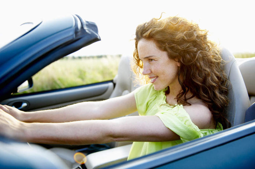 西方人,一个人,农田,坐,笑,微笑,露齿笑,横图,室外,白天,侧面,庄稼,农作物,汽车,欧洲,欧洲人,仅一个年轻女性,仅一个女性,仅一个人,握,阴影,服装,光线,影子,云,云朵,跑车,麦田,云彩,注视,休闲装,车,衣服,蓝色,绿色,白云,蓝天,天空,阳光,交通工具,天,观察,开车,看,休闲,休闲服,握着,服饰,晴朗,观看,察看,关注,载具,敞篷跑车,年轻女性,女人,女性,白种人,长发,卷发,晴空,坐着,半身,彩图,耕地,庄稼田