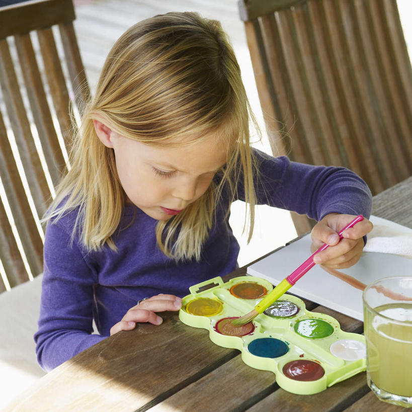 西方人,儿童,一个人,坐,方图,俯视,室外,白天,绘画,纯洁,水,桌面,桌子,杯子,椅子,欧洲,欧洲人,仅一个女性,仅一个人,握,阴影,服装,艺术,光线,木制,笔,液体,影子,纸,木椅,水滴,办公用品,纸张,地面,拿,拿着,注视,休闲装,玻璃制品,文具,小孩,衣服,紫色,阳光,画笔,木制品,水杯,学习用品,观察,看,仅一个小孩,休闲,休闲服,金色,可爱,童年,童趣,握着,服饰,观看,颜料,文具用品,美术,察看,关注,童真,烂漫,无邪,天真,女孩,女人,女性,白种人,孩子,长发,直发,玻璃杯,画纸,画画,坐着,半身,彩图,高角度拍摄,铅画纸,素描纸,丙烯颜料,女生