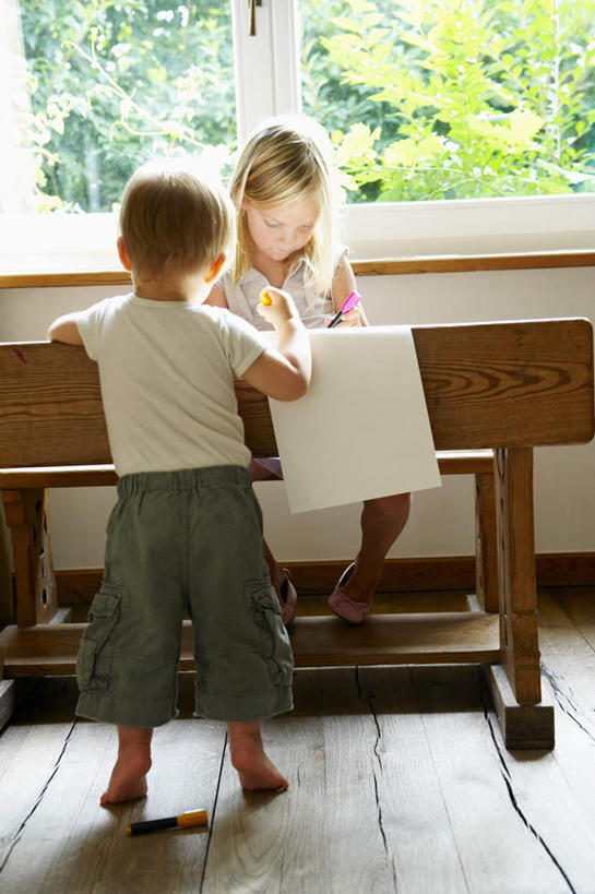 西方人,儿童,背部,两个人,家庭,兄弟,姐妹,站,竖图,室内,白天,正面,纯洁,植物,窗户,桌子,椅子,欧洲,欧洲人,握,阴影,服装,光线,笔,影子,纸,木椅,墙,办公用品,纸张,拿,拿着,休闲装,书桌,玻璃窗,墙壁,墙面,文具,树,树木,小孩,衣服,绿色,阳光,自然,画笔,课桌,学习用品,站着,休闲,温暖,温馨,一家人,休闲服,可爱,童年,童趣,握着,服饰,生长,成长,文具用品,和睦,童真,烂漫,无邪,天真,男孩,男人,男性,女孩,女人,女性,白种人,画纸,画画,站立,彩图,全身,铅画纸,素描纸,融洽,男生,女生