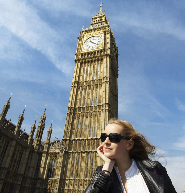 西方人,一个人,站,笑,微笑,露齿笑,竖图,室外,白天,仰视,旅游,度假,名胜古迹,标志建筑,地标,建筑,英国,欧洲,伦敦,欧洲人,仅一个年轻女性,仅一个女性,仅一个人,撑,阴影,遗迹,时间,光线,墨镜,时钟,眼镜,影子,云,云朵,钟楼,首都,计时,云彩,托腮,注视,古迹,文物,娱乐,建设,古建筑,大本钟,大笨钟,蓝色,黑色,白云,蓝天,天空,阳光,太阳镜,太阳眼镜,钟表,天,观察,看,托,站着,享受,休闲,金色,表,遮阳镜,旅游胜地,放松,晴朗,观看,察看,夹克,西欧,关注,托下巴,大不列颠,古文明,大不列颠及北爱尔兰联合王国,塔钟,大不列颠联合王国,日不落英帝国,雾都,茄克,威斯敏斯特宫报时钟,伊丽莎白塔,年轻女性,女人,女性,白种人,长发,钟,晴空,站立,半身,彩图,低角度拍摄