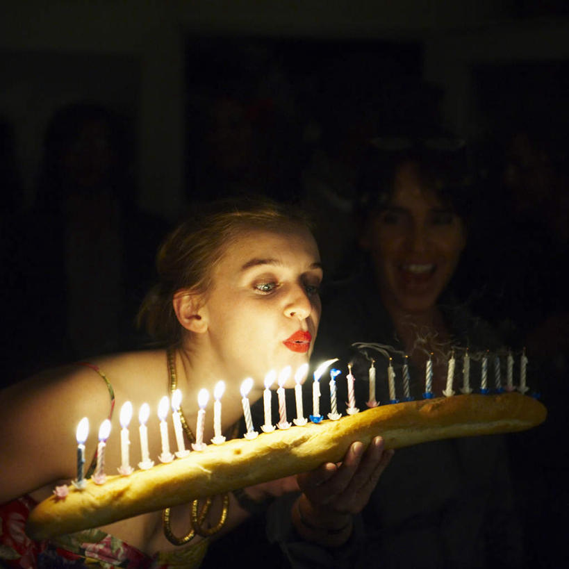 点心,面包,西方人,家庭,母亲,女儿,坐,捧,笑,微笑,露齿笑,方图,室内,夜晚,正面,蜡烛,吊带,欧洲,欧洲人,一排,许多,阴影,服装,朦胧,模糊,整齐,光线,火焰,影子,烛光,食品,面点,燃烧,法国面包,注视,吊带衫,食物,糕点,排列,衣服,吹,点燃,观察,看,温暖,温馨,母女,一家人,母爱,服饰,观看,法棍,和睦,察看,长棍面包,衣着,穿着,队列,关注,法式长棍面包,衣饰,年轻女性,女人,女性,中年女性,白种人,端,端着,捧着,手捧,坐着,半身,彩图,融洽