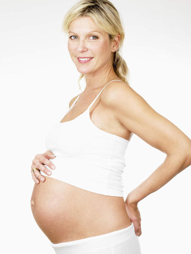 西方人,孕妇,一个人,站,笑,摸,微笑,露齿笑,竖图,室内,白天,白色背景,侧面,吊带,欧洲,欧洲人,仅一个女性,仅一个人,抚摸,服装,注视,吊带衫,手叉腰,衣服,白色,叉腰,观察,看,站着,仅一个中年女性,怀孕,金色,摄影,服饰,影棚,观看,察看,待产,衣着,穿着,关注,妊娠,准妈妈,衣饰,女人,女性,中年女性,白种人,长发,直发,产妇,触摸,接触,站立,半身,彩图,影棚拍摄,拍摄