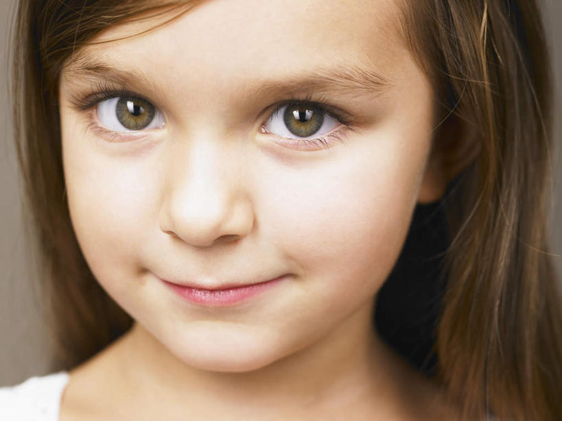 西方人,儿童,脸,头,脸颊,一个人,站,笑,微笑,横图,室内,特写,白天,正面,T恤衫,纯洁,欧洲,欧洲人,仅一个女性,仅一个人,服装,棕色,T恤,注视,休闲装,小孩,衣服,白色,观察,看,站着,仅一个小孩,休闲,休闲服,可爱,童年,童趣,摄影,服饰,影棚,观看,察看,关注,童真,烂漫,无邪,天真,女孩,女人,女性,白种人,孩子,头部,长发,直发,脸部,脸蛋,面部,站立,半身,彩图,影棚拍摄,拍摄,女生