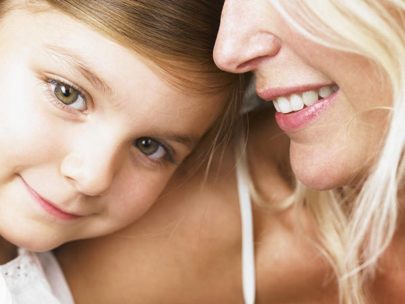 西方人,儿童,中年人,脸,头,脸颊,头发,两个人,家庭,母亲,女儿,笑,微笑,横图,室内,特写,白天,正面,纯洁,吊带,欧洲,欧洲人,服装,棕色,注视,吊带衫,小孩,衣服,白色,观察,看,靠,靠着,温暖,温馨,母女,一家人,金色,可爱,母爱,童年,童趣,摄影,服饰,影棚,观看,和睦,察看,衣着,穿着,关注,童真,烂漫,无邪,衣饰,天真,女孩,女人,女性,中年女性,白种人,孩子,头部,直发,脸部,脸蛋,面部,半身,彩图,影棚拍摄,拍摄,融洽,女生