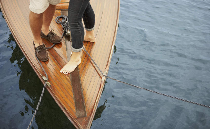 帆船,西方人,中年人,两个人,家庭,夫妻,站,横图,俯视,室外,白天,爱情,湖,湖泊,水,船,欧洲,欧洲人,一艘,停靠,阴影,波纹,服装,裤子,光线,影子,湖面,水流,水面,涟漪,浪漫,牛仔裤,休闲装,光脚,衣服,倒影,水纹,阳光,交通工具,波浪,湖水,站着,休闲,温暖,温馨,一家人,赤脚,休闲服,恩爱,恋人,服饰,甲板,和睦,倒映,停泊,载具,水晕,反照,男人,男性,女人,女性,中年男性,中年女性,白种人,夫妇,情侣,站立,半身,彩图,高角度拍摄,伴侣,融洽