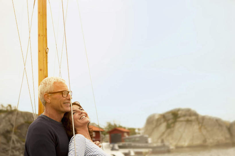 帆船,西方人,中年人,两个人,家庭,夫妻,站,抱,笑,微笑,露齿笑,横图,室外,白天,侧面,爱情,船,欧洲,欧洲人,一艘,停靠,阴影,服装,裤子,光线,眼镜,影子,云,云朵,浪漫,云彩,注视,牛仔裤,休闲装,衣服,蓝色,白云,蓝天,天空,阳光,交通工具,天,观察,看,站着,休闲,温暖,温馨,一家人,休闲服,恩爱,恋人,服饰,晴朗,抱着,观看,和睦,察看,搂着,关注,停泊,载具,近视眼镜,男人,男性,女人,女性,中年男性,中年女性,白种人,夫妇,情侣,晴空,搂,搂抱,站立,半身,彩图,伴侣,融洽