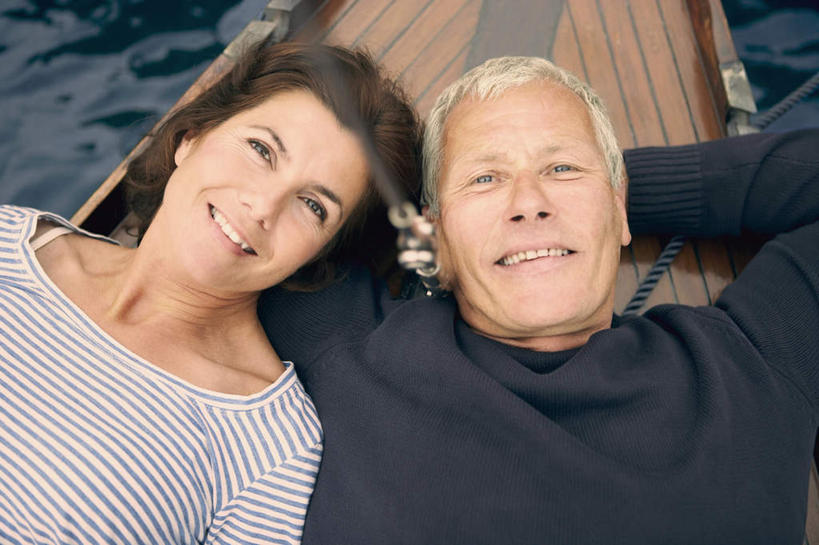 帆船,西方人,中年人,脸,头,脸颊,两个人,家庭,夫妻,躺,笑,微笑,露齿笑,横图,俯视,室外,特写,白天,爱情,湖,湖泊,水,船,欧洲,欧洲人,一艘,波纹,服装,湖面,水流,水面,涟漪,浪漫,注视,休闲装,肩膀,衣服,水纹,交通工具,波浪,湖水,观察,看,行驶,休闲,温暖,温馨,一家人,休闲服,恩爱,恋人,服饰,观看,甲板,和睦,察看,关注,载具,水晕,卧着,男人,男性,女人,女性,中年男性,中年女性,白种人,头部,脸部,脸蛋,面部,夫妇,情侣,躺着,卧,半身,彩图,高角度拍摄,伴侣,融洽