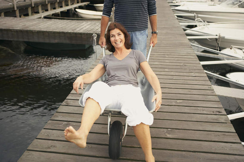 西方人,中年人,两个人,家庭,夫妻,码头,躺,推,笑,微笑,露齿笑,横图,室外,白天,正面,爱情,湖,湖泊,水,港口,船,欧洲,欧洲人,一辆,许多,停靠,握,服装,木板,湖面,水流,水面,桥,游艇,木桥,浪漫,注视,休闲装,光脚,栈桥,车,衣服,手推车,交通工具,湖水,观察,看,休闲,温暖,温馨,一家人,赤脚,休闲服,恩爱,握着,恋人,服饰,独轮车,观看,人行桥,木板桥,和睦,察看,关注,停泊,载具,游艇码头,卧着,男人,男性,女人,女性,中年男性,中年女性,白种人,夫妇,情侣,躺着,卧,半身,彩图,摆渡口,埠头,渡口,渡头,港湾,海港,口岸,伴侣,融洽