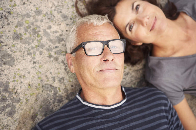 西方人,中年人,两个人,家庭,夫妻,躺,笑,微笑,横图,俯视,室外,白天,爱情,石头,欧洲,欧洲人,条纹,服装,纹路,石子,纹理,眼镜,浪漫,注视,休闲装,衣服,灰色,观察,看,休闲,温暖,温馨,一家人,休闲服,恩爱,恋人,服饰,观看,和睦,察看,关注,近视眼镜,肌理,卧着,男人,男性,女人,女性,中年男性,中年女性,白种人,夫妇,情侣,石块,岩石,躺着,卧,半身,彩图,高角度拍摄,伴侣,融洽