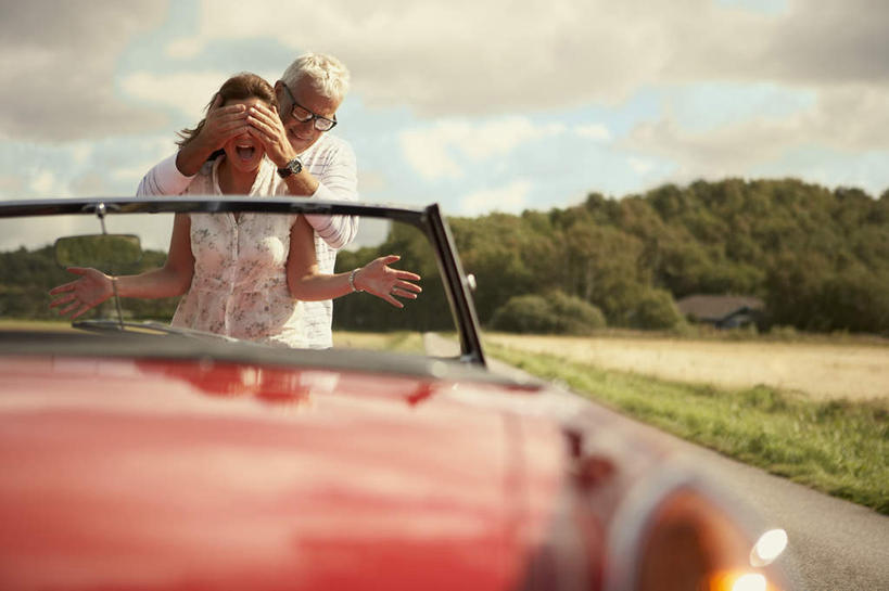 西方人,中年人,两个人,家庭,夫妻,站,笑,微笑,横图,室外,白天,正面,爱情,草地,草坪,植物,道路,路,汽车,欧洲,欧洲人,一辆,停靠,阴影,服装,朦胧,模糊,时间,光线,时钟,手表,影子,云,云朵,小路,交通,跑车,浪漫,计时,云彩,注视,休闲装,车,草,树,树木,衣服,红色,蓝色,绿色,白云,蓝天,天空,阳光,自然,钟表,交通工具,天,观察,看,站着,休闲,温暖,温馨,一家人,休闲服,表,恩爱,捂,遮,遮掩,恋人,服饰,生长,晴朗,成长,观看,腕表,和睦,察看,掩盖,遮挡,关注,载具,抛锚,敞篷跑车,遮盖,掩饰,男人,男性,女人,女性,中年男性,中年女性,白种人,夫妇,情侣,钟,晴空,站立,半身,彩图,伴侣,融洽