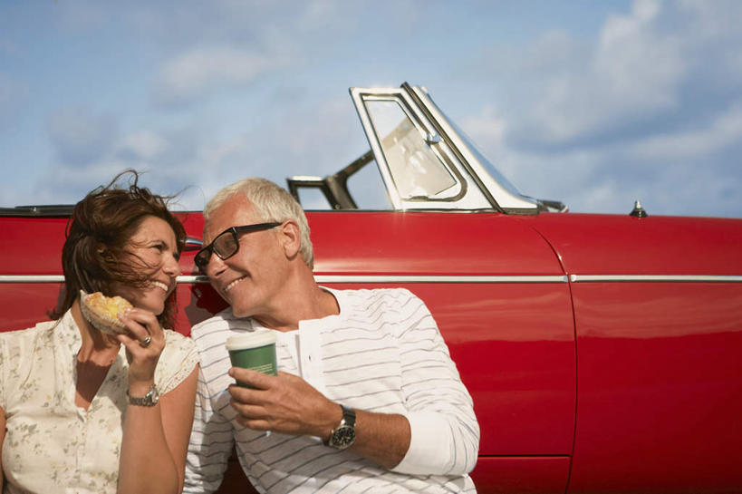 点心,咖啡,西方人,中年人,两个人,家庭,夫妻,坐,笑,微笑,露齿笑,横图,室外,白天,正面,爱情,下午茶,幸福,道路,路,汽车,杯子,欧洲,欧洲人,一辆,停靠,握,阴影,服装,光线,眼镜,影子,云,云朵,小路,食品,交通,跑车,浪漫,拿,云彩,拿着,注视,休闲装,娱乐,车,食物,糕点,饮料,衣服,红色,蓝色,白云,蓝天,天空,阳光,纸制品,交通工具,天,观察,看,靠,靠着,享受,休闲,温暖,温馨,一家人,休闲服,恩爱,放松,乐趣,握着,恋人,服饰,晴朗,观看,纸杯,和睦,察看,提神,舒适,关注,一次性杯子,载具,醒脑,敞篷跑车,近视眼镜,软饮料,男人,男性,女人,女性,中年男性,中年女性,白种人,夫妇,情侣,晴空,坐着,半身,彩图,伴侣,融洽,蛋糕