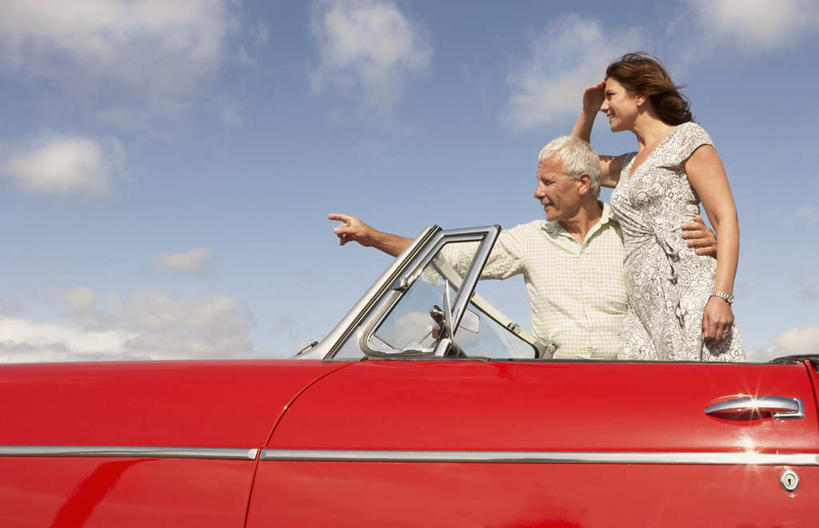 西方人,中年人,两个人,家庭,夫妻,站,坐,抱,笑,微笑,露齿笑,横图,室外,白天,仰视,衬衫,裙子,爱情,道路,路,汽车,欧洲,欧洲人,一辆,停靠,指,阴影,连衣裙,光线,影子,云,云朵,小路,交通,跑车,浪漫,云彩,注视,方向,车,红色,蓝色,白云,蓝天,天空,阳光,交通工具,天,观察,看,手势,站着,温暖,温馨,一家人,恩爱,抬手,遮,遮掩,恋人,晴朗,抱着,观看,和睦,察看,掩盖,搂着,遮挡,指向,食指,关注,载具,敞篷跑车,遮盖,掩饰,男人,男性,女人,女性,中年男性,中年女性,白种人,夫妇,情侣,晴空,搂,搂抱,站立,坐着,半身,彩图,低角度拍摄,衬衣,伴侣,融洽