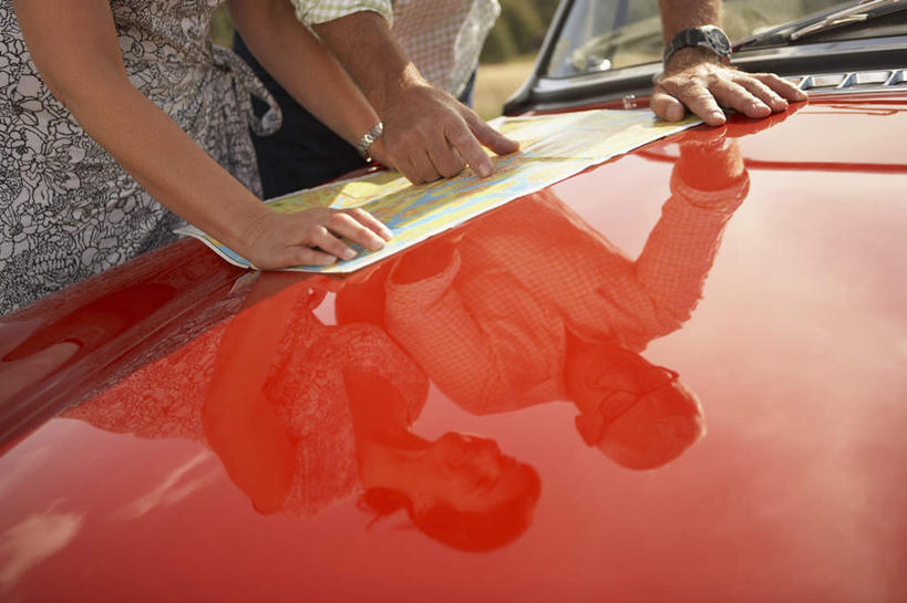 西方人,中年人,两个人,家庭,夫妻,横图,俯视,室外,白天,爱情,道路,路,汽车,欧洲,欧洲人,一辆,停靠,阴影,服装,光线,影子,小路,交通,跑车,浪漫,休闲装,车,衣服,红色,阳光,交通工具,休闲,温暖,温馨,一家人,休闲服,恩爱,恋人,服饰,和睦,载具,敞篷跑车,男人,男性,女人,女性,中年男性,中年女性,白种人,夫妇,情侣,半身,彩图,高角度拍摄,伴侣,融洽