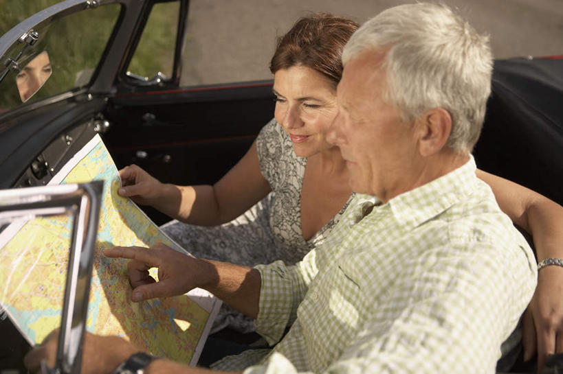 西方人,中年人,两个人,家庭,夫妻,坐,笑,微笑,露齿笑,横图,俯视,室外,白天,衬衫,裙子,爱情,草地,草坪,植物,道路,路,汽车,地图,欧洲,欧洲人,一辆,停靠,握,阴影,连衣裙,光线,信息,影子,小路,交通,跑车,浪漫,拿,拿着,注视,方向,车,草,绿色,阳光,交通工具,观察,看,温暖,温馨,一家人,恩爱,握着,恋人,观看,引导,指引,和睦,察看,关注,载具,敞篷跑车,男人,男性,女人,女性,中年男性,中年女性,白种人,夫妇,情侣,坐着,半身,彩图,高角度拍摄,眩光,衬衣,伴侣,融洽,导航