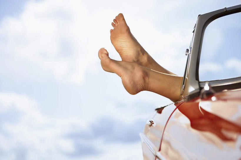 西方人,一个人,横图,室外,白天,仰视,汽车,欧洲,欧洲人,仅一个女性,仅一个人,一辆,停靠,阴影,光线,影子,云,云朵,跑车,云彩,抬腿,光脚,车,红色,蓝色,白云,蓝天,天空,阳光,交通工具,天,仅一个中年女性,赤脚,搭,晴朗,搭着,载具,敞篷跑车,女人,女性,中年女性,白种人,晴空,半身,彩图,低角度拍摄