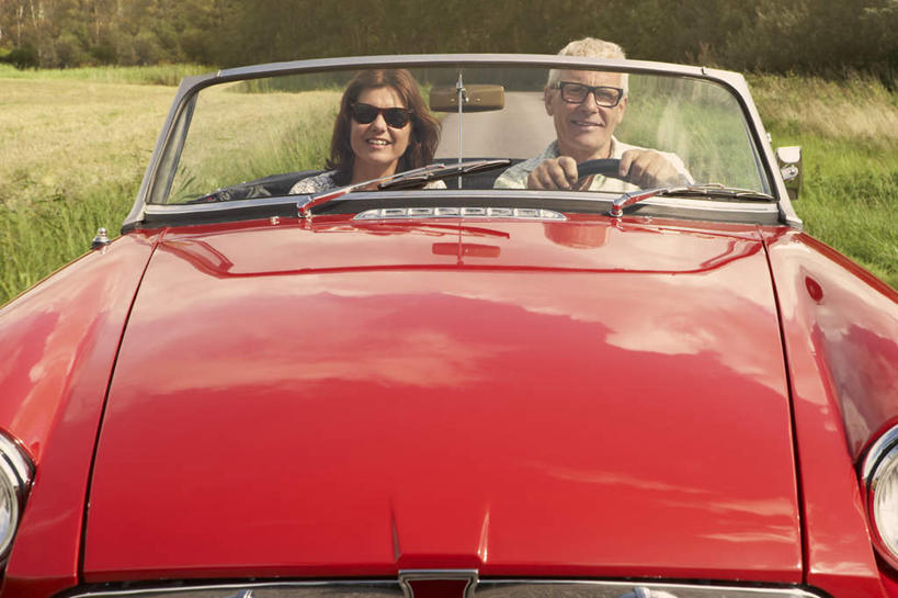 西方人,中年人,两个人,家庭,夫妻,坐,笑,微笑,横图,室外,白天,正面,爱情,草地,草坪,植物,道路,路,汽车,欧洲,欧洲人,一辆,握,阴影,服装,光线,墨镜,眼镜,影子,小路,交通,跑车,浪漫,注视,休闲装,车,草,树,树木,衣服,红色,绿色,阳光,自然,太阳镜,太阳眼镜,交通工具,观察,驾驶,开车,看,行驶,休闲,温暖,温馨,一家人,休闲服,遮阳镜,恩爱,握着,恋人,服饰,生长,成长,观看,操纵,和睦,控制,察看,关注,载具,敞篷跑车,操控,把持,男人,男性,女人,女性,中年男性,中年女性,白种人,夫妇,情侣,坐着,半身,彩图,伴侣,融洽