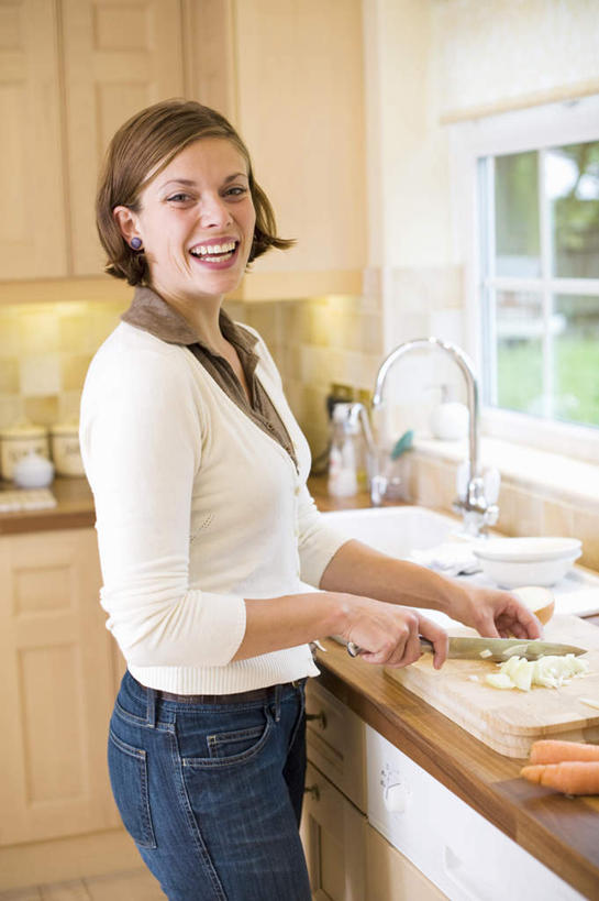 西方人,头发,一个人,家庭主妇,站,笑,微笑,露齿笑,竖图,室内,白天,正面,厨房,窗户,桌面,桌子,萝卜,胡萝卜,蔬菜,洋葱,金属制品,欧洲,欧洲人,仅一个年轻女性,仅一个女性,仅一个人,握,服装,新鲜,金属,工具,水槽,水龙头,食品,棕色,案板,刀具,拿,拿着,注视,休闲装,水斗,开关,玻璃窗,砧板,食物,衣服,刀,打开,观察,看,站着,休闲,休闲服,握着,服饰,有机食品,绿色食品,观看,阀门,察看,开启,关注,玉葱,菜刀,切菜刀,水咀,年轻女性,女人,女性,白种人,圆葱,洋葱头,球葱,红萝卜,甘荀,葱头,主妇,站立,半身,彩图,灶间,厨房料理台,料理台