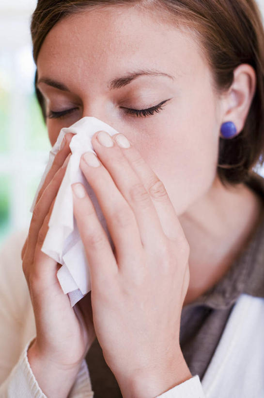 西方人,脸,头,脸颊,手,一个人,站,闭眼,竖图,室内,特写,白天,正面,窗户,欧洲,欧洲人,双手,仅一个年轻女性,仅一个女性,仅一个人,握,服装,朦胧,模糊,拿,拿着,休闲装,耳钉,玻璃窗,装饰品,衣服,紫色,白色,饰品,首饰,纸巾,站着,休闲,生病,手部,休闲服,握着,捂,遮,遮掩,服饰,感冒,疾病,掩盖,遮挡,遮盖,掩饰,耳饰,年轻女性,女人,女性,白种人,头部,脸部,脸蛋,面部,闭眼睛,闭着眼,闭着眼睛,站立,半身,彩图