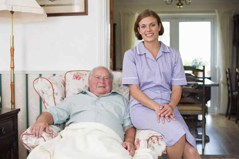 西方人,两个人,病人,护士,坐,笑,微笑,露齿笑,横图,室内,白天,正面,工作服,衬衫,制服,窗户,桌子,椅子,相框,照明,欧洲,欧洲人,装饰,工具,墙,灯光,注视,玻璃窗,墙壁,墙面,灯,灯具,落地灯,观察,看,器械,拐杖,观看,华丽,修饰,手杖,照亮,点缀,察看,白衣天使,照明设备,关注,病患,医疗器械,衬托,美观,雅致,雅观,辅助设备,工作制服,疗养院,老年男性,男人,男性,年轻女性,白种人,患者,就医者,装饰画,坐着,半身,彩图,衬衣,工作套服