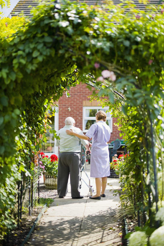 西方人,两个人,病人,护士,家,竖图,室外,白天,工作服,衬衫,制服,锻炼,运动,植物,窗户,欧洲,欧洲人,阴影,光线,影子,房屋,庭院,屋子,院子,地面,楼房,玻璃窗,住宅,树,树木,背面,绿色,阳光,自然,扶,生长,成长,扶着,白衣天使,病患,工作制服,体育,老年男性,男人,男性,年轻女性,白种人,患者,就医者,彩图,全身,衬衣,工作套服,健身,房子